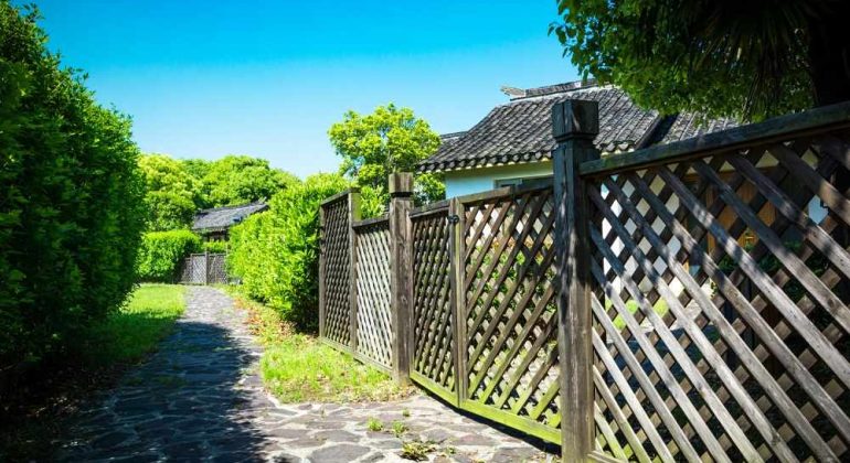 fence-building